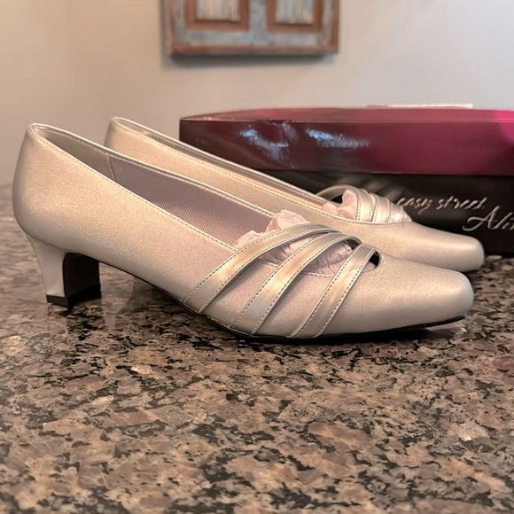 easy street Shoes - Easy Street entice squared toe silver satin 1.5 inch pump heel NIB 8.5W